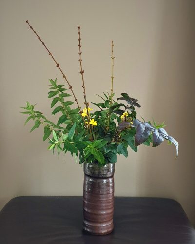Bouquet jasmin d'hiver/ mahonia/ feuilles de millepertuis